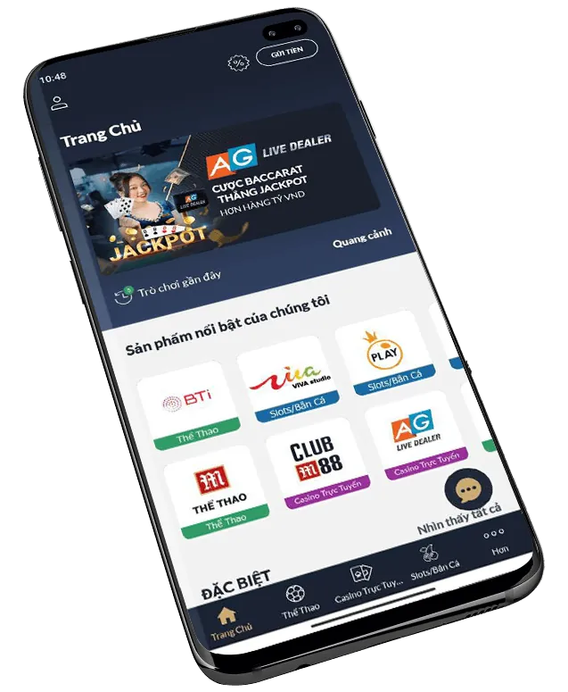 Người chơi đang xem trận đấu bóng đá trên điện thoại với logo Qibet